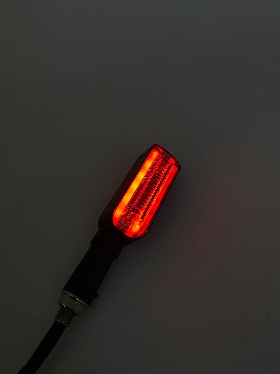 Габарит (LED) (на заднее крыло) мотоцикла 12v (красный с поворотом)