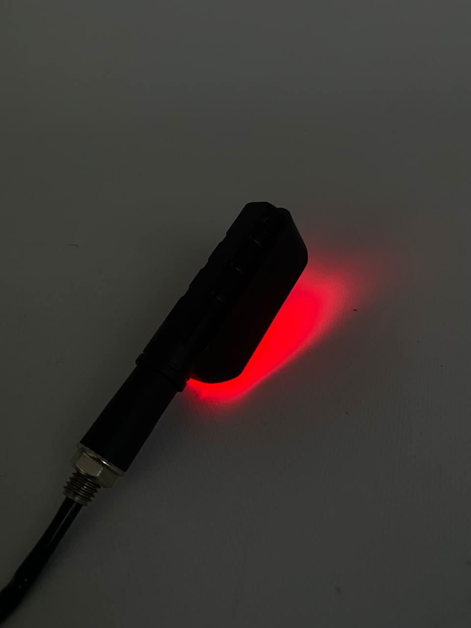 Габарит (LED) (на заднее крыло) мотоцикла 12v (красный с поворотом)