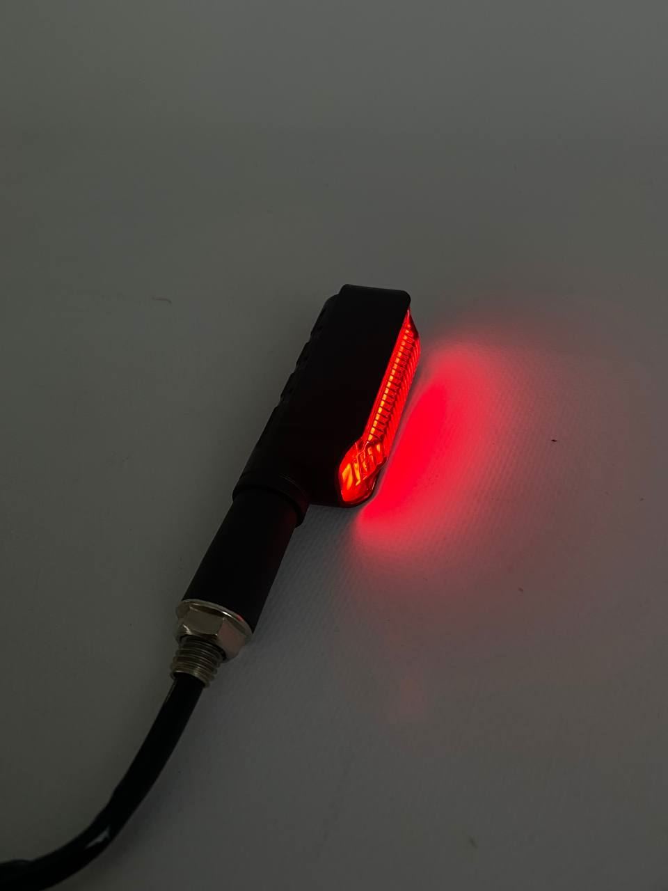 Габарит (LED) (на заднее крыло) мотоцикла 12v (красный с поворотом)