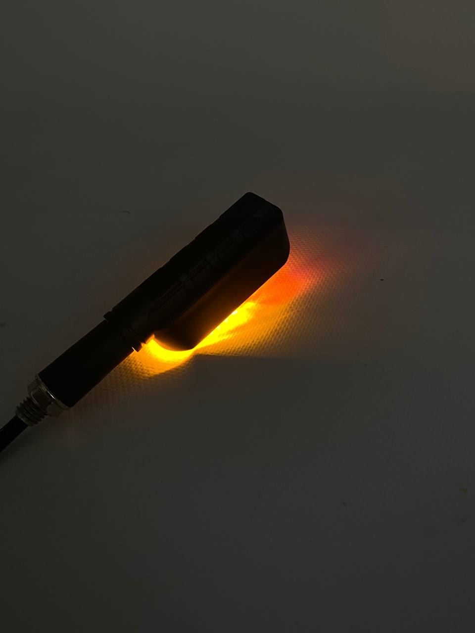 Габарит (LED) (на заднее крыло) мотоцикла 12v (красный с поворотом)