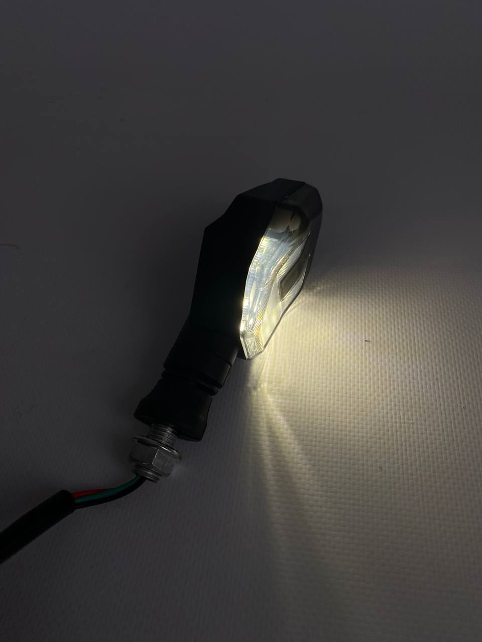 Габарит (LED) (на заднее крыло) пластик мотоцикла 12v (белый-со стрелкой)