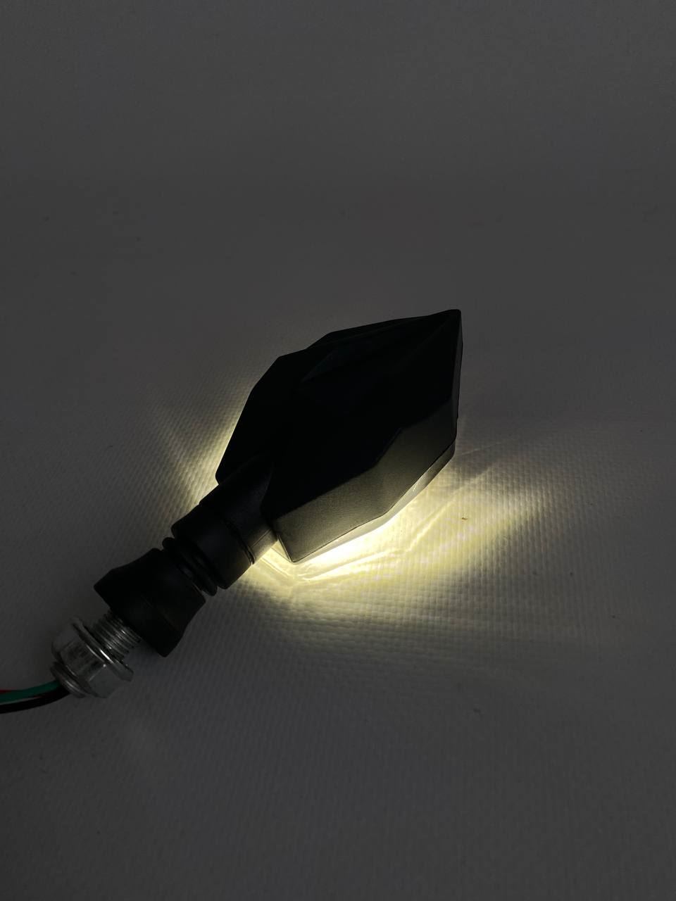 Габарит (LED) (на заднее крыло) пластик мотоцикла 12v (белый-со стрелкой)