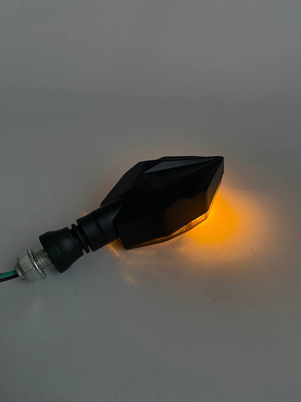 Габарит (LED) (на заднее крыло) пластик мотоцикла 12v (белый-со стрелкой)