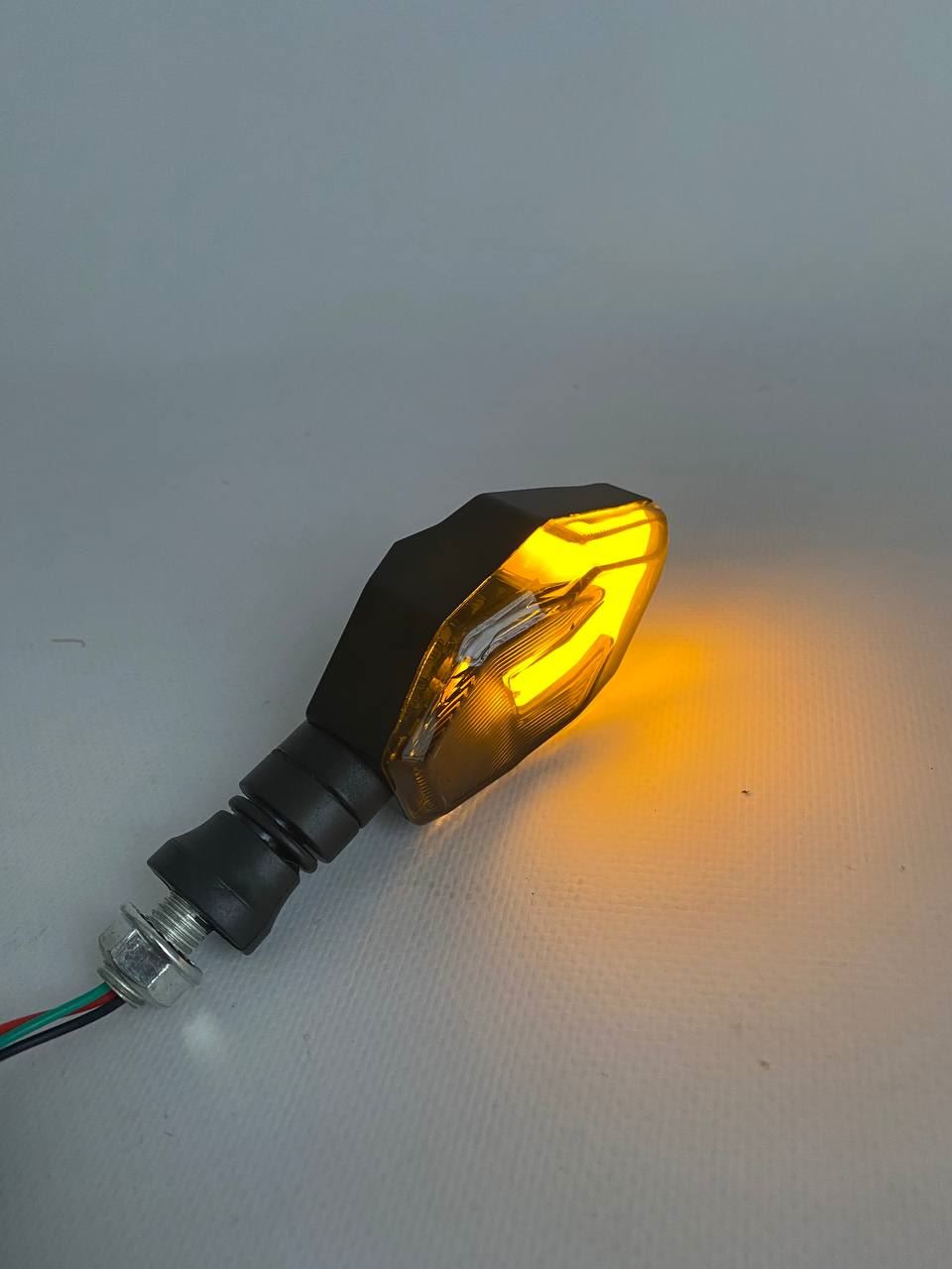 Габарит (LED) (на заднее крыло) пластик мотоцикла 12v (белый-со стрелкой)