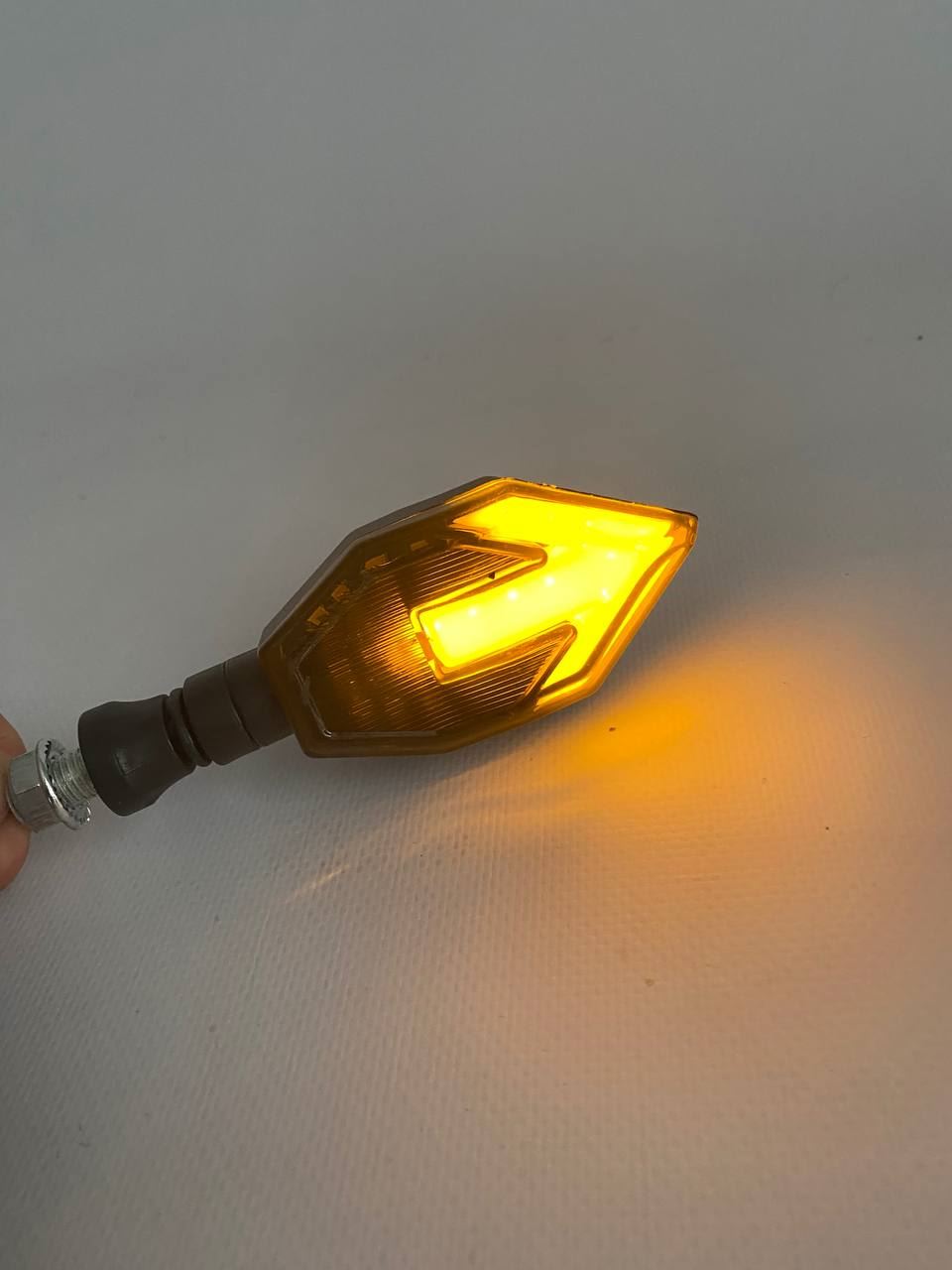 Габарит (LED) (на заднее крыло) пластик мотоцикла 12v (белый-со стрелкой)