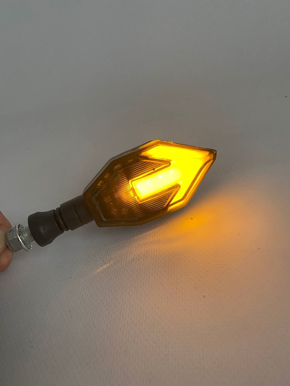 Габарит (LED) (на заднее крыло) пластик мотоцикла 12v (белый-со стрелкой)