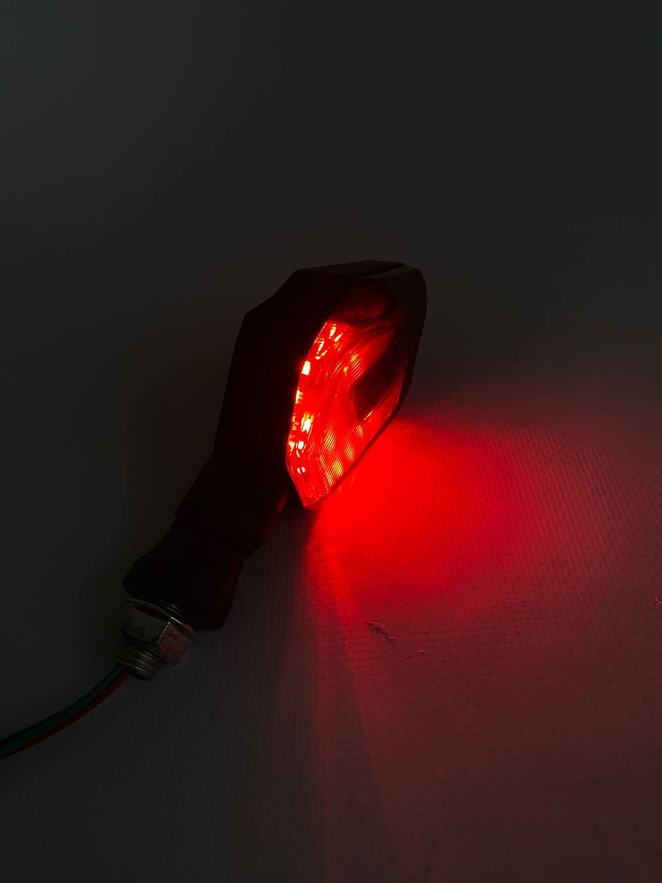 Габарит (LED) ( на заднє крило) метал мотоцикла 12v (червоні-зі стрілкою)