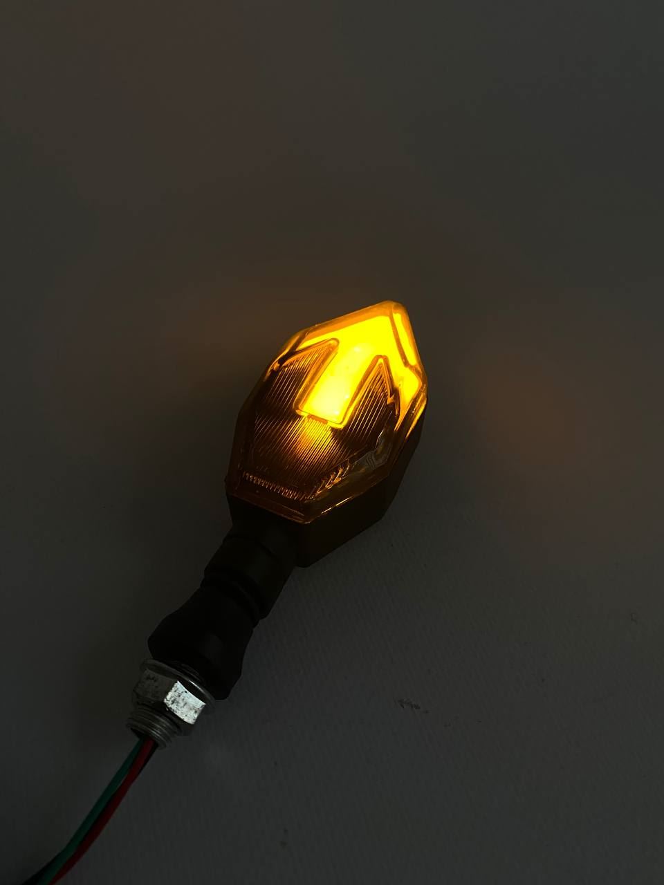 Габарит (LED) ( на заднє крило) метал мотоцикла 12v (червоні-зі стрілкою)