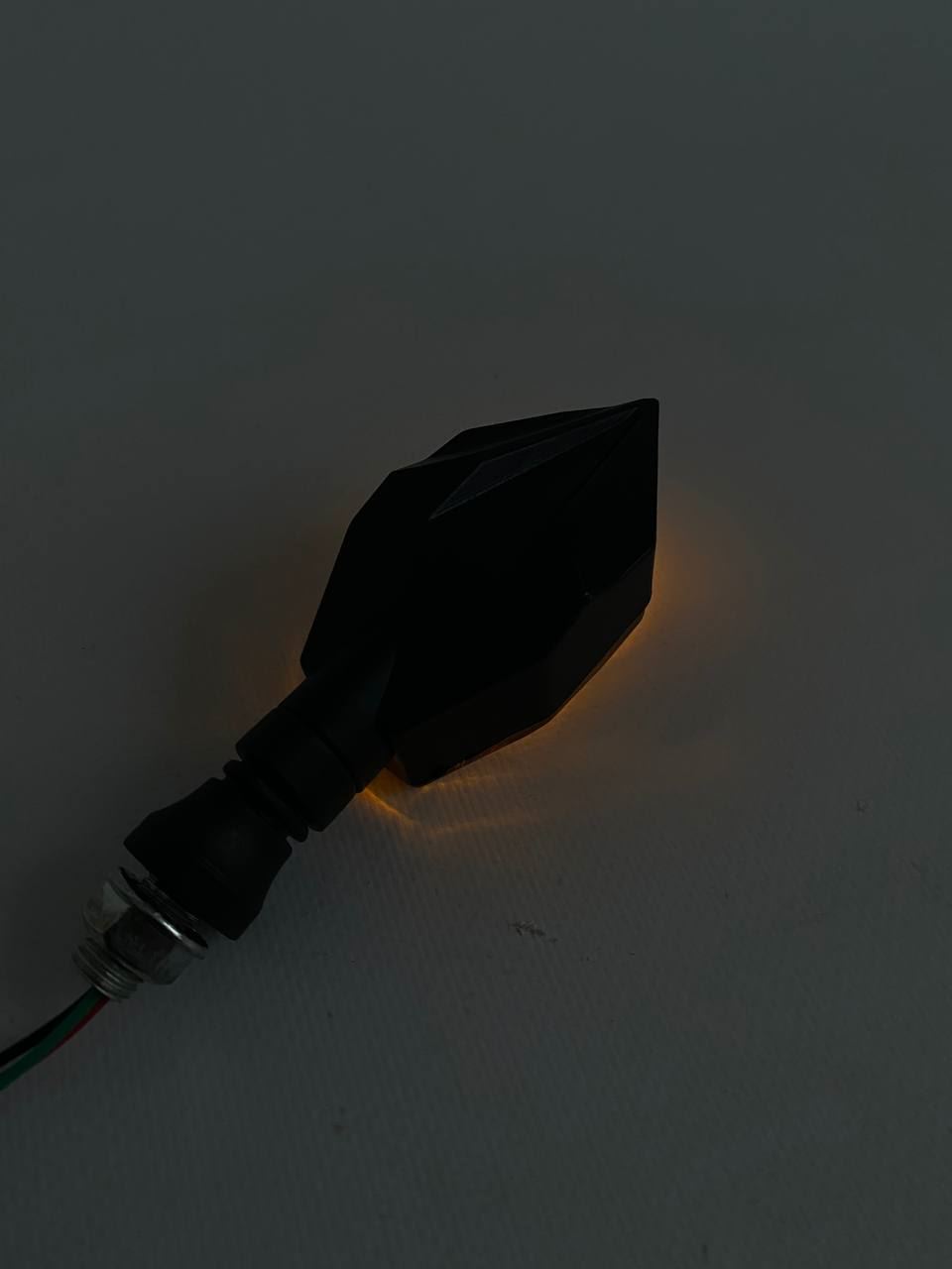 Габарит (LED) ( на заднє крило) метал мотоцикла 12v (червоні-зі стрілкою)