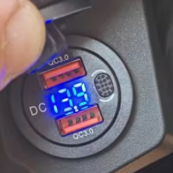 Розетка автомобильная + Вольтметр 12-24v (синий)