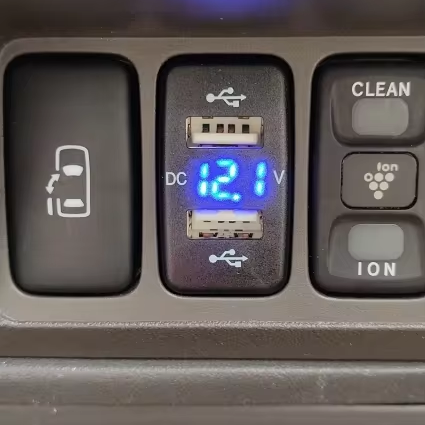 Розетка Автомобильная 2USB+Вольтметр